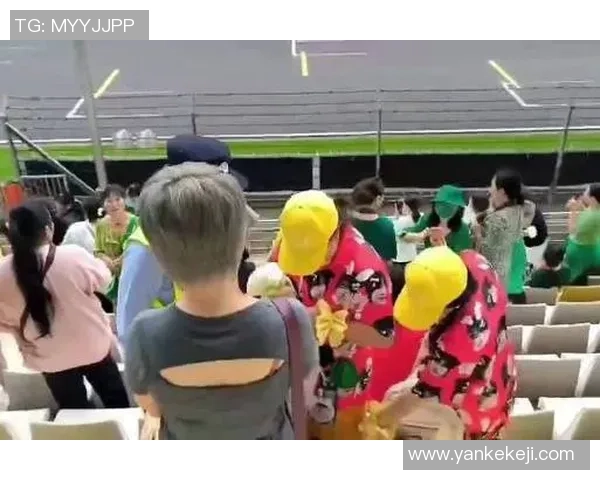 足球明星遭粉丝围堵引发热议视频曝光瞬间引发网络讨论